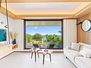 Bungalow Deluxe, non-fumeurs, vue mer | Coin séjour | TV connectée de 43 pouces avec chaßnes numériques