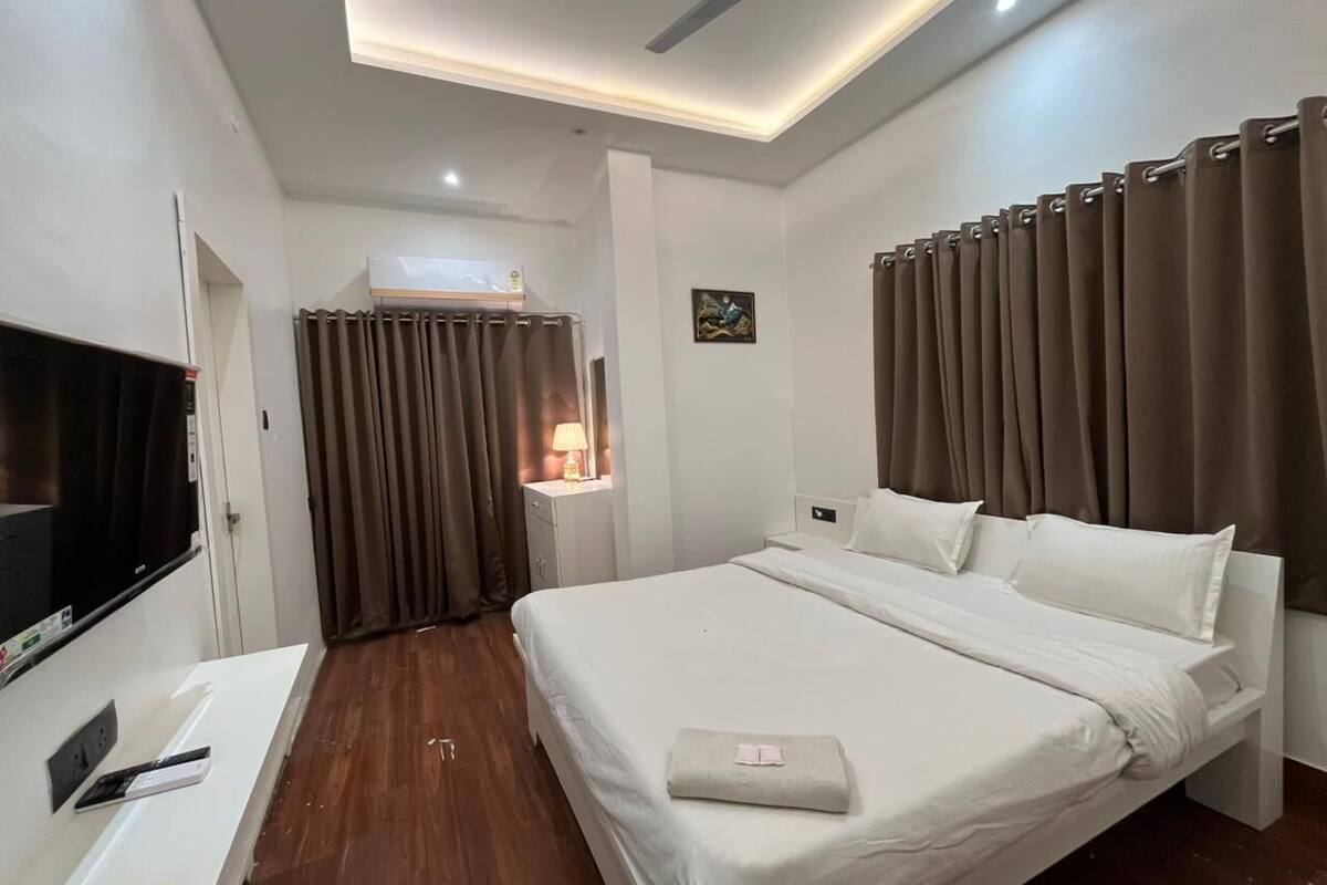 Deluxe Double or Twin Room, City View | Iron/ironing board, free WiFi