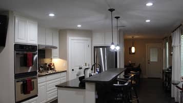 Four à micro-ondes, un four, surface de cuisson, lave-vaisselle