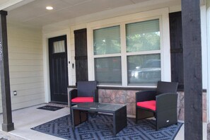 Exterior detail - 3-bedroom house in charming Denison with office and large fully fenced back yard (Denison)