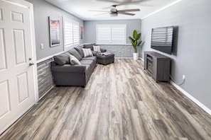 Smart TV - OceanSide, CA Retreat, 5 Min Drive to Beach & Pier, King Bed, A/C, Big Backyard (Oceanside)