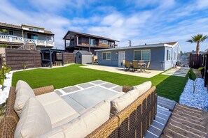 Outdoor dining - OceanSide, CA Retreat, 5 Min Drive to Beach & Pier, King Bed, A/C, Big Backyard (Oceanside)