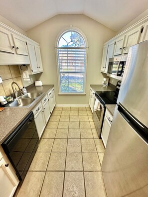 Een microgolfoven, een oven, een kookplaat, een vaatwasser