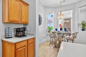 Dining - NEW!  Beautiful, Sun City 2bd 2ba 1624sf home, amenities, golf cart & clubs 55+ (Palm Desert)