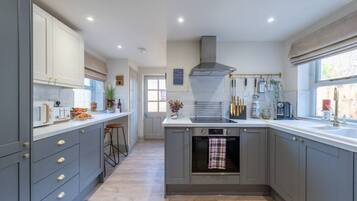 Coffee/tea maker, fridge, microwave, oven