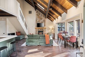 TV, fireplace - Cozy Doe Cabin: Family Friendly, 5 Min Walk to Village SHARC passes + Hot Tub (Sunriver)