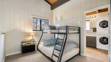 3 bedrooms, free WiFi, bed sheets, wheelchair access