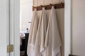 Interior - Cozy Doe Cabin: Family Friendly, 5 Min Walk to Village SHARC passes + Hot Tub (Sunriver)