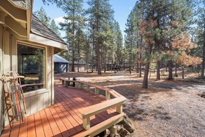 Terrace/patio - Cozy Doe Cabin: Family Friendly, 5 Min Walk to Village SHARC passes + Hot Tub (Sunriver)