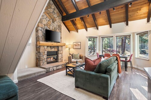 Cozy Doe Cabin: Family Friendly, 5 Min Walk to Village SHARC passes + Hot Tub