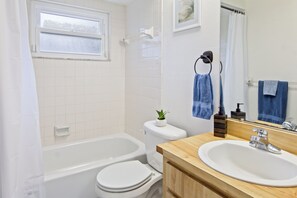 Hair dryer, towels, soap, toilet paper - Private Room, Bath and Entertainment! (Lutz)