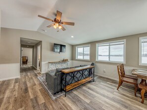 Smart TV, books - Lakeside Lodge- Newly renovated cabin on Black Lake (Hammond)