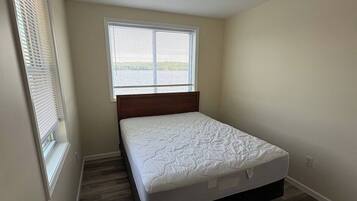 3 habitaciones, tabla de planchar con plancha, internet y ropa de cama