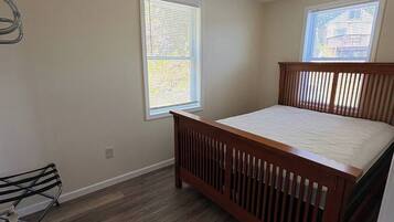 3 habitaciones, tabla de planchar con plancha, internet y ropa de cama