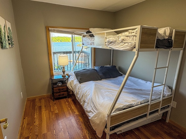 2 bedrooms, travel cot, free WiFi, bed sheets