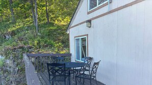 Outdoor dining - Cliffside Hideaway-Renovations & upgrades coming! (Hammond)