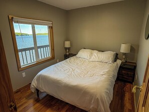 2 bedrooms, travel crib, WiFi (free), bed sheets