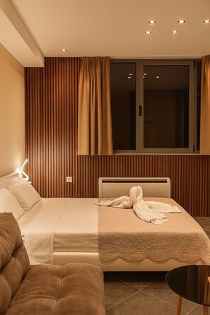 Desk, iron/ironing board, WiFi, bed sheets - Parthenon Portrait Lux Apartment with Unforgettable View from Your Bed (Athina)