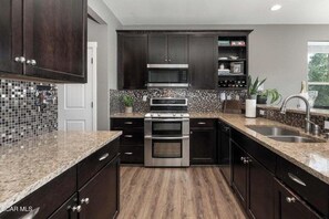 ثلاجة، ميكروويف، فرن، موقد طهي مسطح