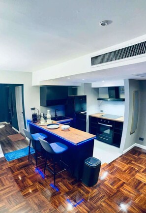 ثلاجة، ميكروويف، فرن، موقد طهي مسطح