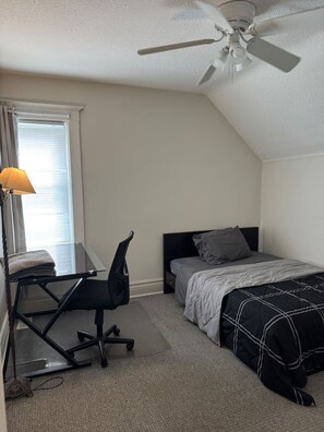 Escrivaninha, ferros/tábuas de passar roupa, Wi-Fi, roupa de cama