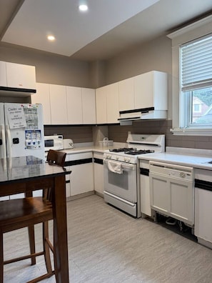 Kjøleskap, mikrobølgeovn, ovn og kokeplater