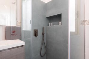 Dusche, umweltfreundliche Kosmetikartikel, Haartrockner, Bidet