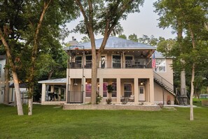 Exterior - Beautiful Waterfront Home/Fire Pit/Kayaks/Pool Table/Bikes/Fishing (Seguin)