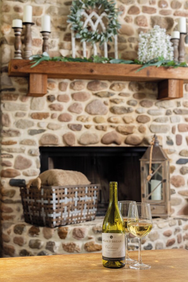 Interior - Beautiful Waterfront Home/Fire Pit/Kayaks/Pool Table/Bikes/Fishing (Seguin)