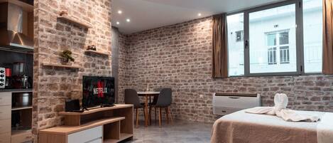 Desk, iron/ironing board, WiFi, bed sheets