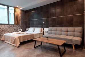 Desk, iron/ironing board, WiFi, bed sheets - Modern Comfort Meets Athenian Charm – Parthenon Portrait Apartment (Athina)
