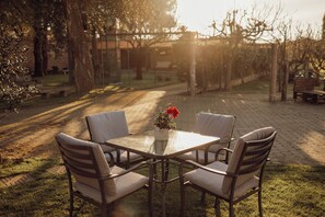 تناول الطعام بالخارج