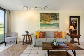 TV - Spacious 1-Bedroom Condo in Kahuku (Kahuku)