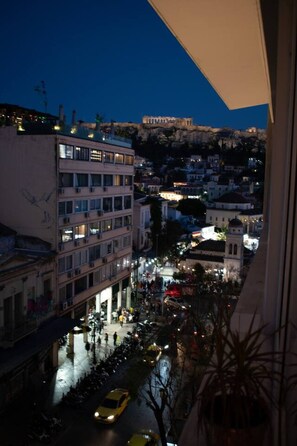 Interior - Acrolights By Night • 50m from Monastiraki Square with Stunning Acropolis View from Window (Athina)