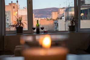 Interior - Acrolights By Night • 50m from Monastiraki Square with Stunning Acropolis View from Window (Athina)