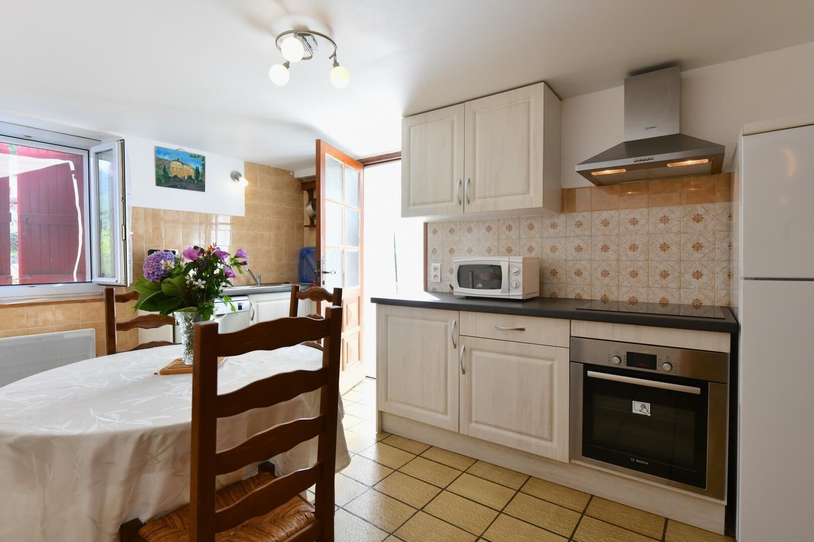 Fridge, microwave, stovetop, dishwasher