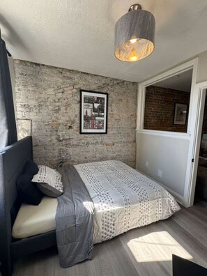 WiFi, bed sheets - Historic Downtown Apartment 2BD Retreat (London)