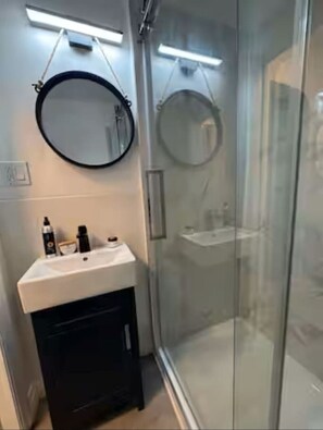 Bathroom - Historic Downtown Apartment 2BD Retreat (London)