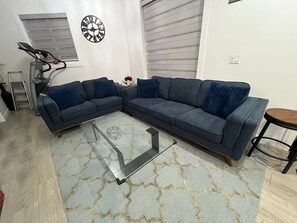 Interior - Beautiful 2 Bedroom 1 Bathroom Heart Of Surrey (Surrey)