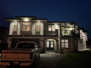 Exterior - Beautiful 2 Bedroom 1 Bathroom Heart Of Surrey (Surrey)