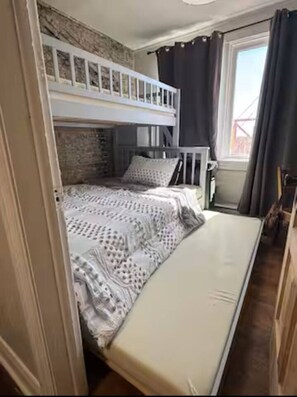 Escrivaninha, Wi-Fi, roupa de cama