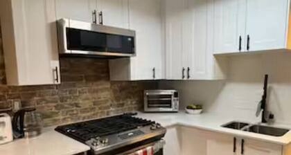 Charming Downtown 3BR Combo Room