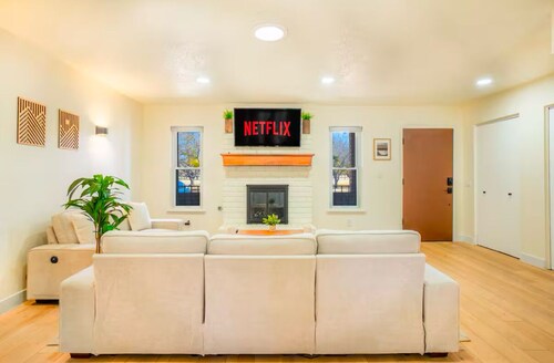 Private Pool Retreat Steps from Album Park