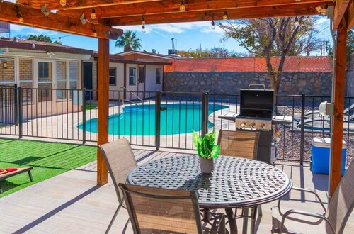 Private Pool Retreat Steps from Album Park