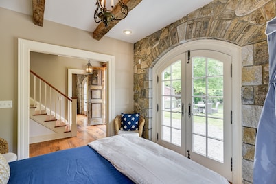 NEW! Beautiful Stone House Near Mystic, Beaches & Foxwoods. Pets Welcomed.