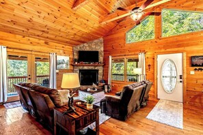 Smart TV, fireplace, video games - New Listing! Mountain Views! 3B/3Ba Sleep 6-7, Hot Tub, Close to Everything! (Sevierville)