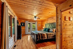 3 bedrooms, iron/ironing board, travel cot, free WiFi - New Listing! Mountain Views! 3B/3Ba Sleep 6-7, Hot Tub, Close to Everything! (Sevierville)