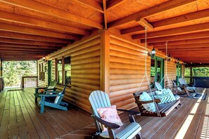 Terrace/patio - New Listing! Mountain Views! 3B/3Ba Sleep 6-7, Hot Tub, Close to Everything! (Sevierville)