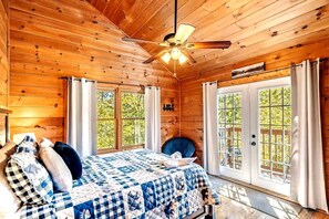 3 bedrooms, iron/ironing board, travel cot, free WiFi - New Listing! Mountain Views! 3B/3Ba Sleep 6-7, Hot Tub, Close to Everything! (Sevierville)
