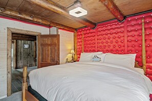 Iron/ironing board, free WiFi - The Moose Bunkhouse (West Yellowstone)